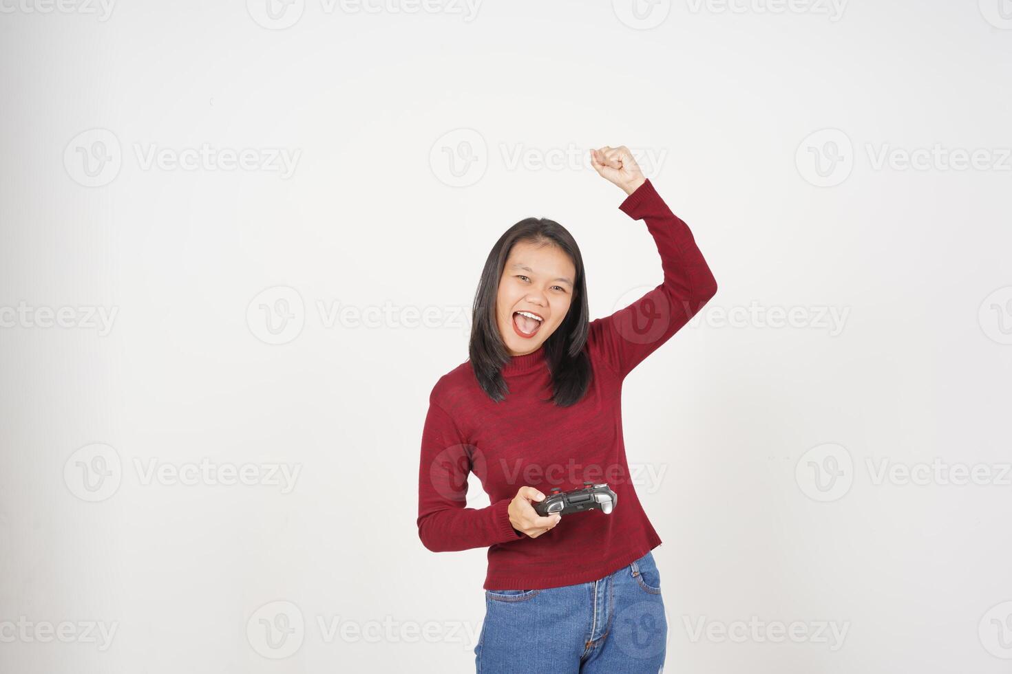 jong Aziatisch vrouw in rood t-shirt Holding spel controleur, spelen spel geïsoleerd Aan wit achtergrond foto