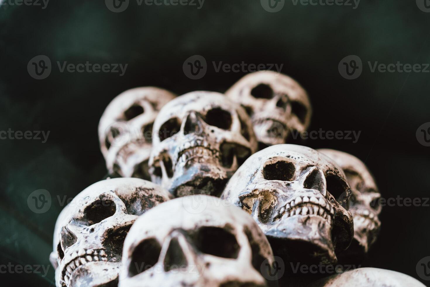 schedel halloween achtergrond veel mensen schedels staan Aan top van elk ander. mysticus griezelig concept. abstract nachtmerrie occult gedenkteken foto