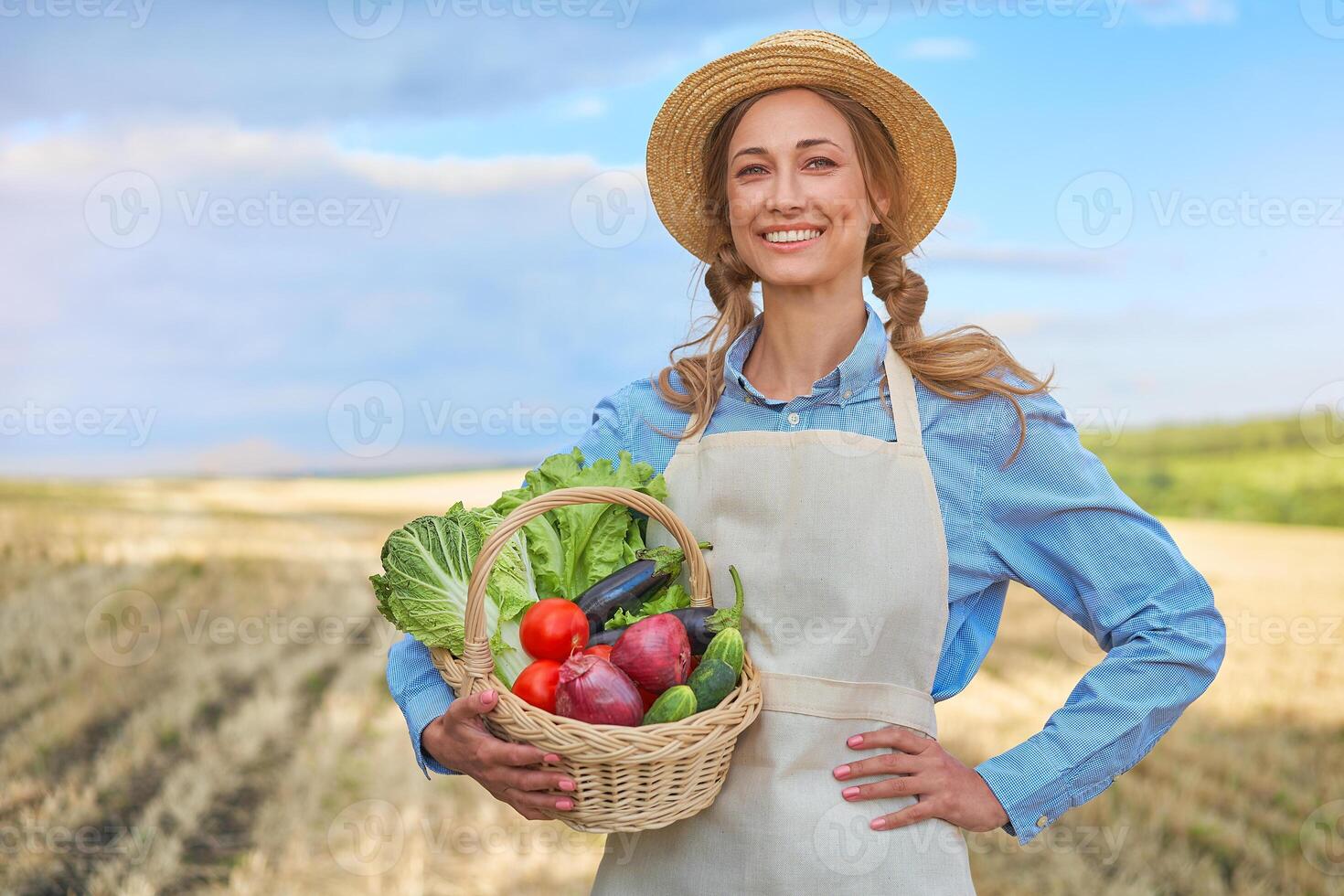 vrouw boer rietje hoed schort staand bouwland glimlachen vrouw agronoom specialist landbouw agribusiness gelukkig positief Kaukasisch arbeider agrarisch veld- foto