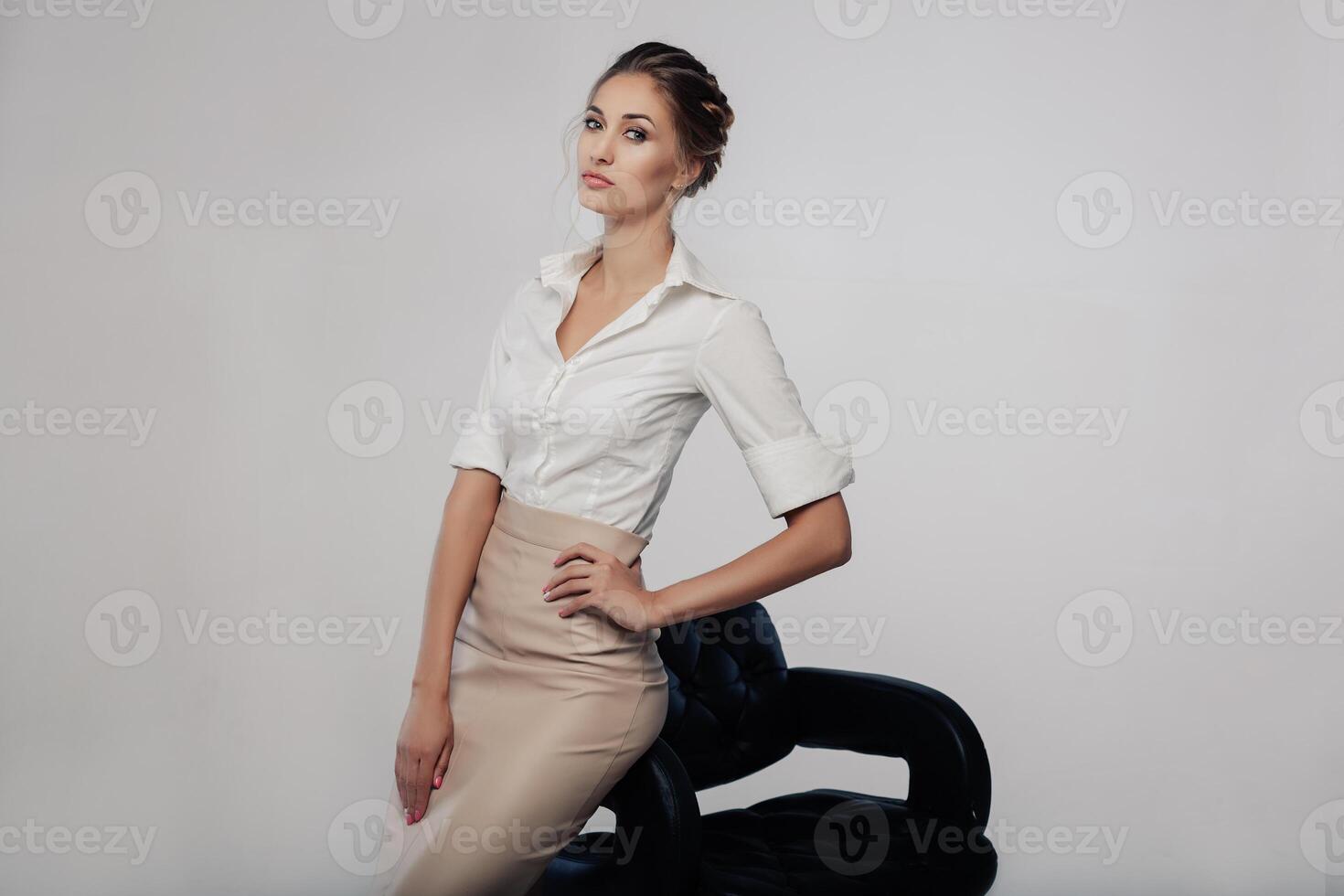 mooi elegant jong bussines vrouw staand Aan de studio met grijs achtergrond foto
