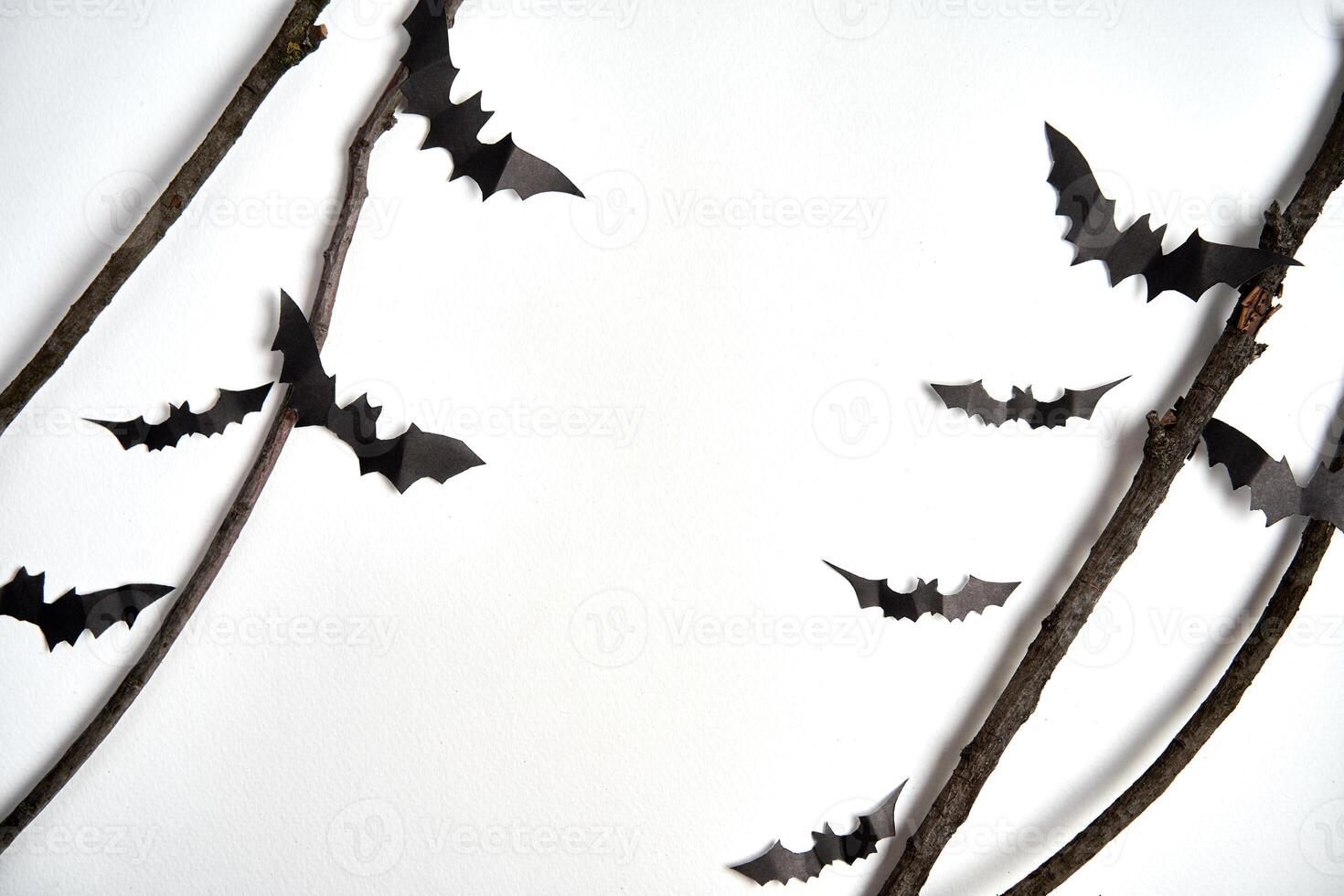 halloween decoratie concept zwart papier vleermuizen droog Afdeling stok wit karton achtergrond foto