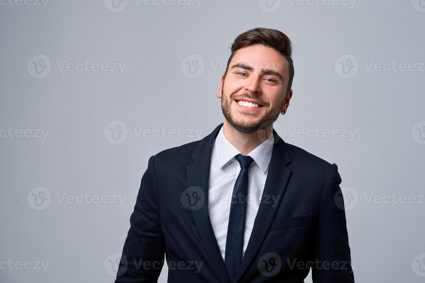 dichtbij omhoog portret jong Mens zakenman. Kaukasisch vent bedrijf pak studio grijs achtergrond. foto