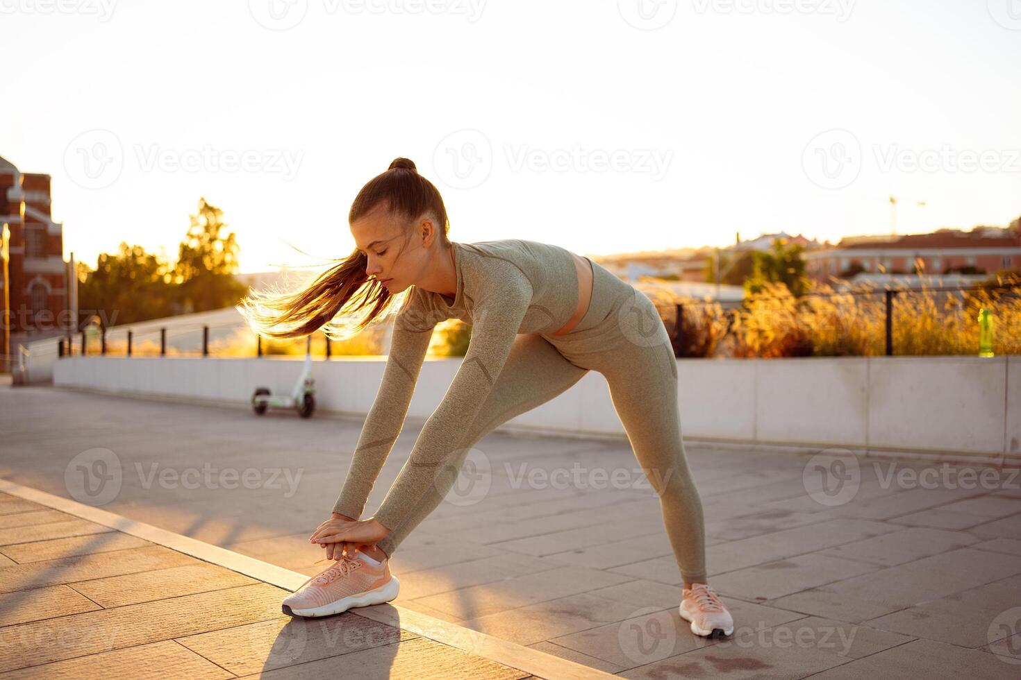 vrouw loper uitrekken voordat rennen foto