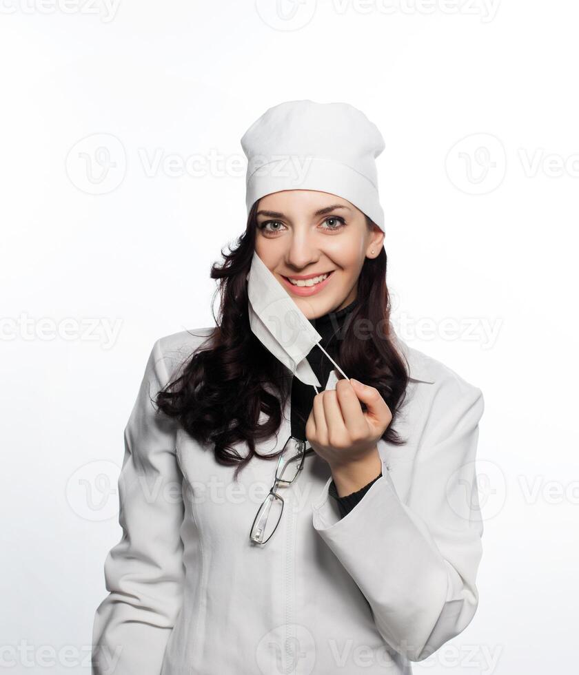 een vrouw in een wit laboratorium jas Holding een masker foto