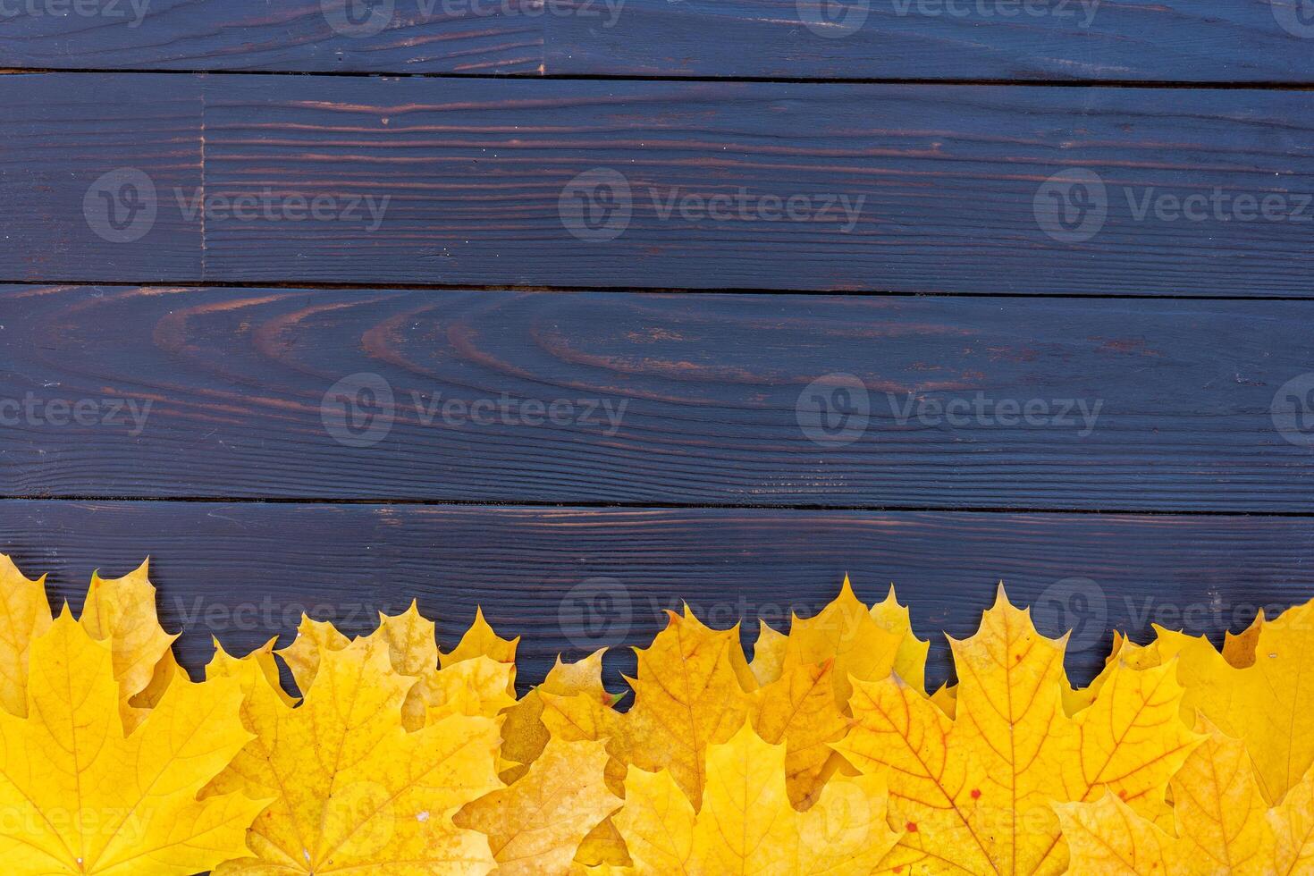 herfst bladeren kader Aan houten achtergrond top visie vallen grens geel en oranje bladeren wijnoogst hout tafel kopiëren ruimte voor tekst. foto