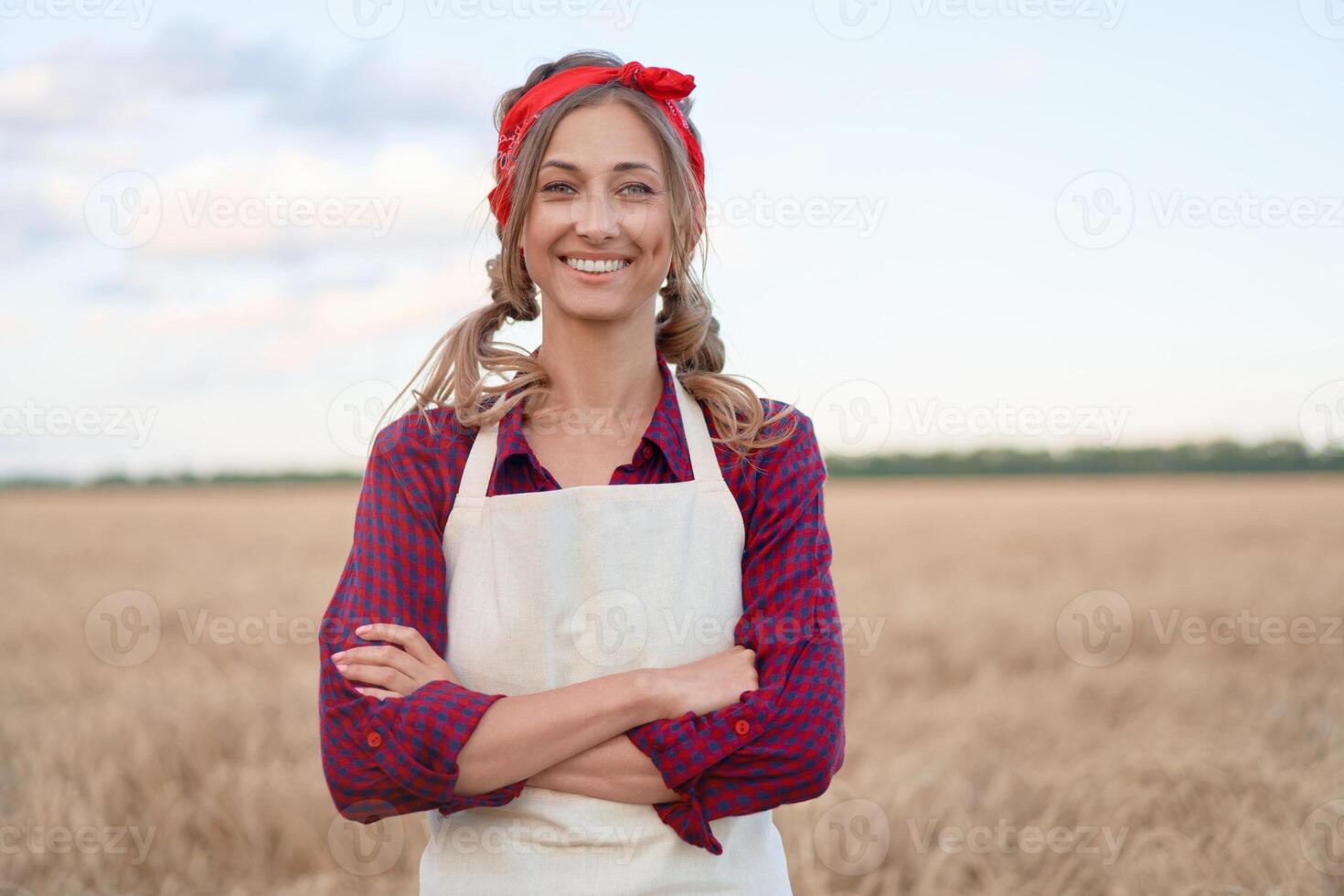 vrouw boer staand bouwland glimlachen vrouw agronoom specialist landbouw agribusiness gelukkig positief Kaukasisch arbeider agrarisch veld- foto