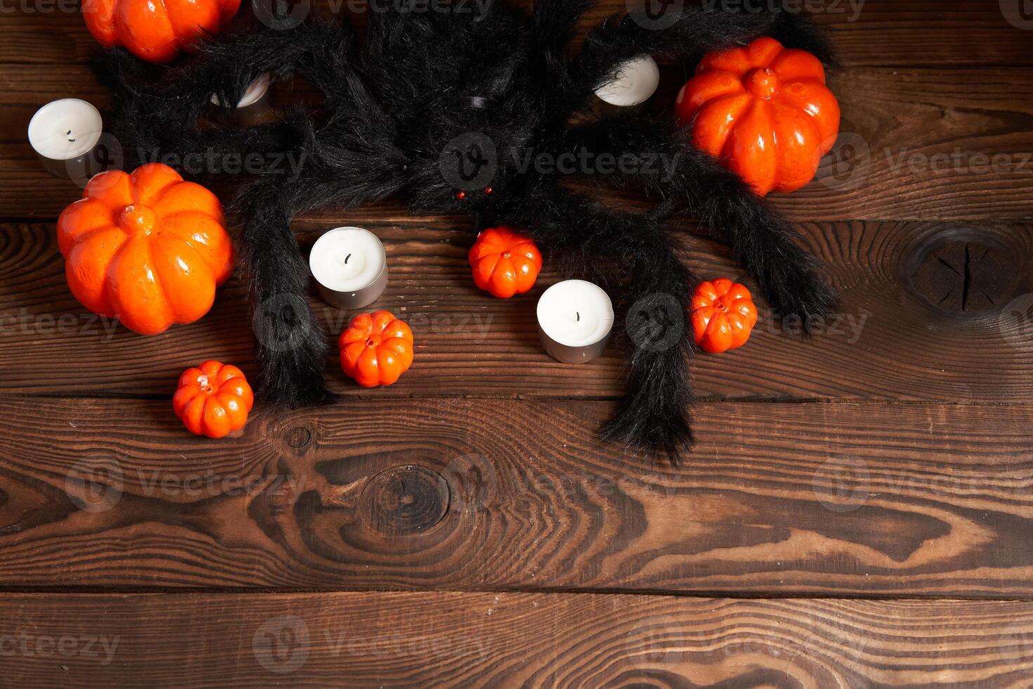 halloween achtergrond, oranje decoratief plastic pompoen zwart papier knuppel zwart karton dankzegging groet kaart foto