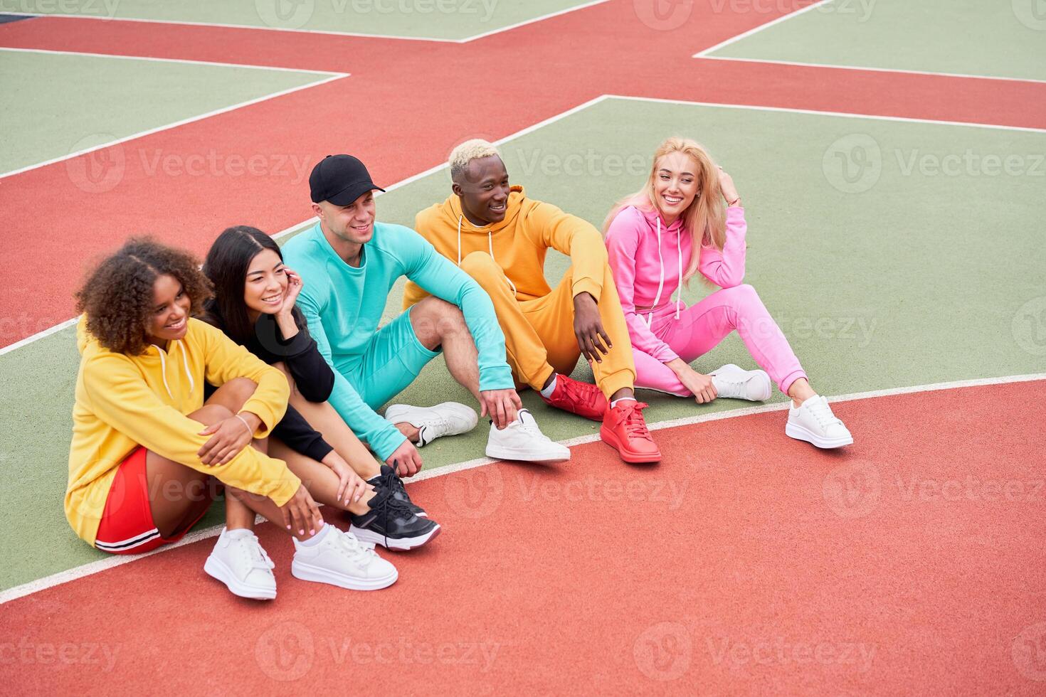 multi-etnisch groep mensen tiener- vrienden. Afro-Amerikaans, aziatisch, Kaukasisch leerling uitgeven tijd samen multiraciaal vriendschap foto