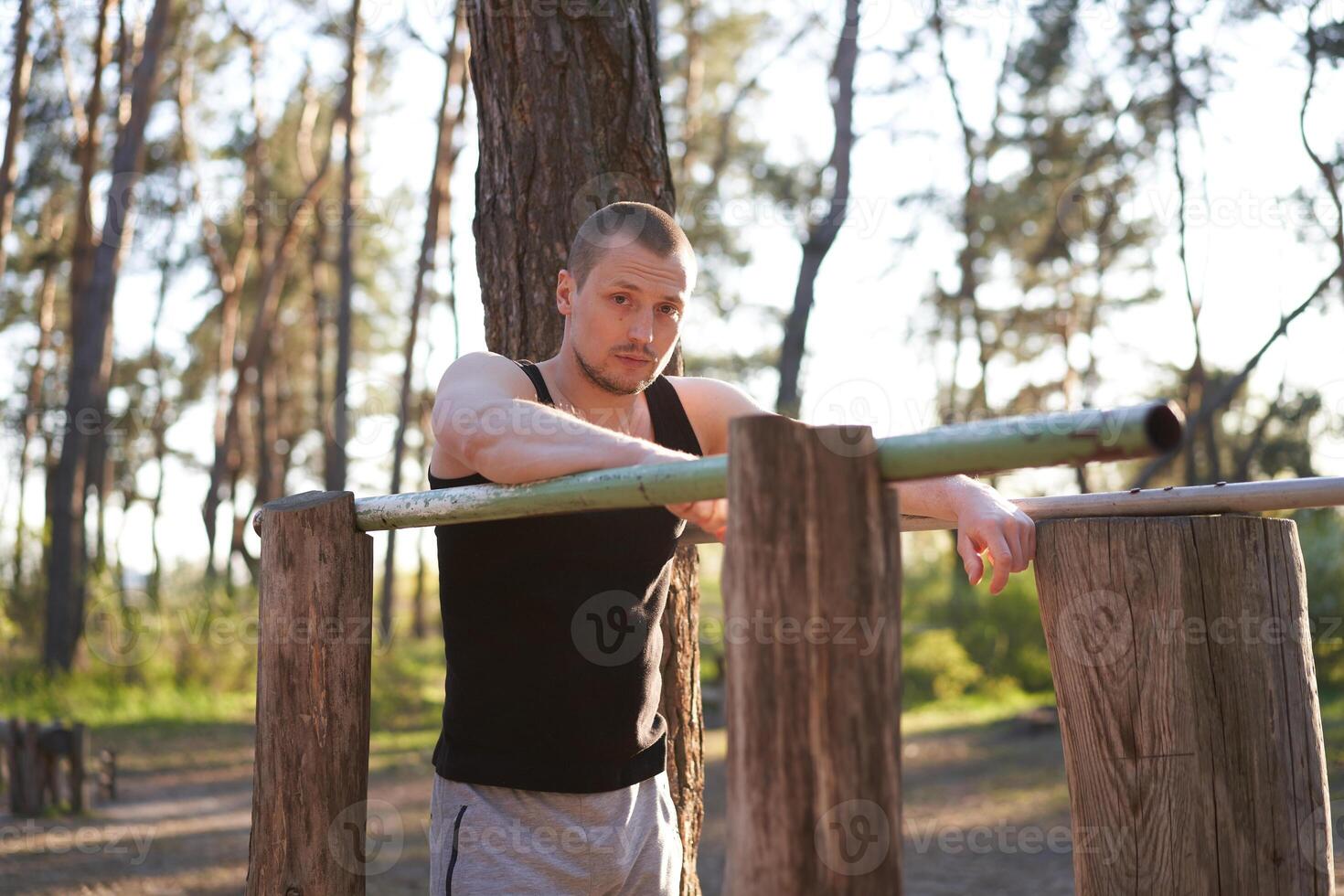 knap Kaukasisch mannen Duwen omhoog buitenshuis training kruis opleiding ochtend- pompen triceps arm oefenen sport- grond foto