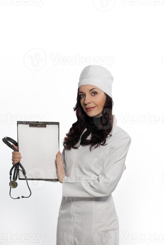 een vrouw in een wit laboratorium jas Holding een klembord foto