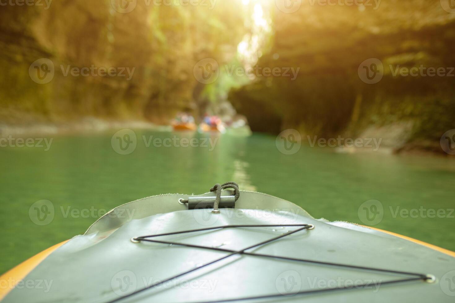 kajakken Aan de rivier. groep van mensen in een boot het zeilen langs de rivier. roeiers met roeispanen in een kano. raften Aan een kajak. vrije tijd. foto