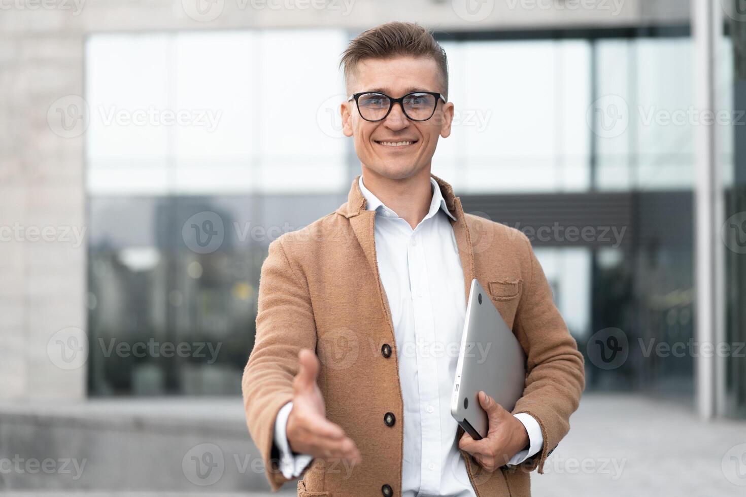 bedrijf. zakenman geven hand- voor handdruk Welkom gebaar foto