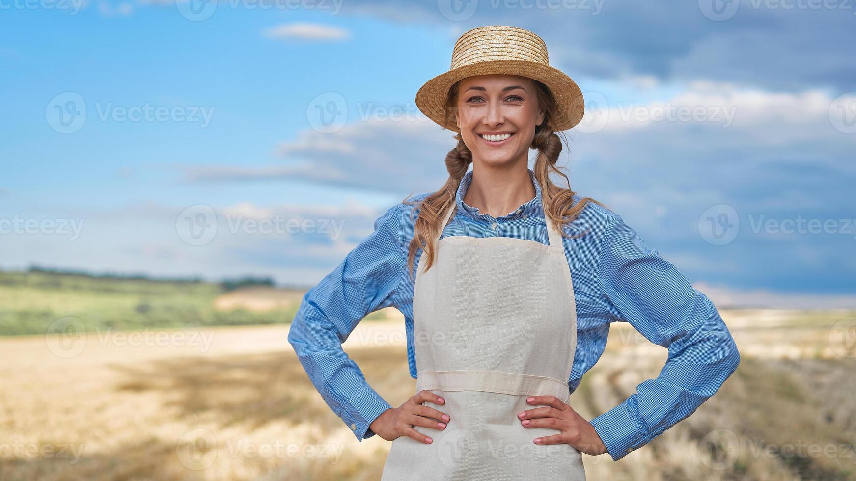 vrouw boer rietje hoed schort staand bouwland glimlachen vrouw agronoom specialist landbouw agribusiness gelukkig positief Kaukasisch arbeider agrarisch veld- foto