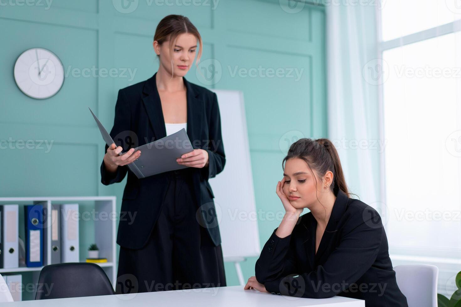 jong Dames leiders zijn controle financieel verklaringen van papier documenten. twee vrouw zelfverzekerd bedrijf arbeider gekleed zwart pak in kantoor controle financieel document foto