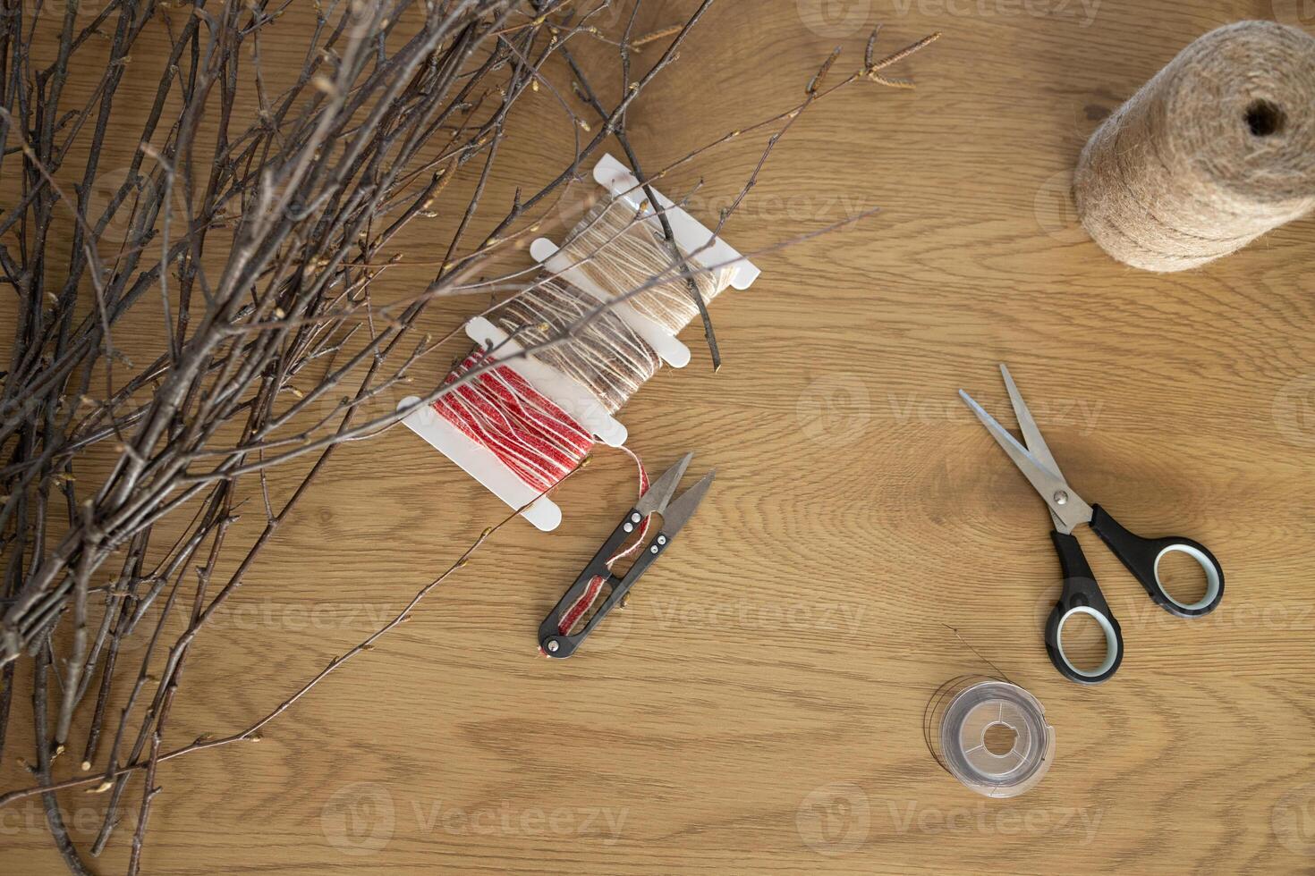 top visie van benodigdheden voor maken diy rieten krans van berk takken foto