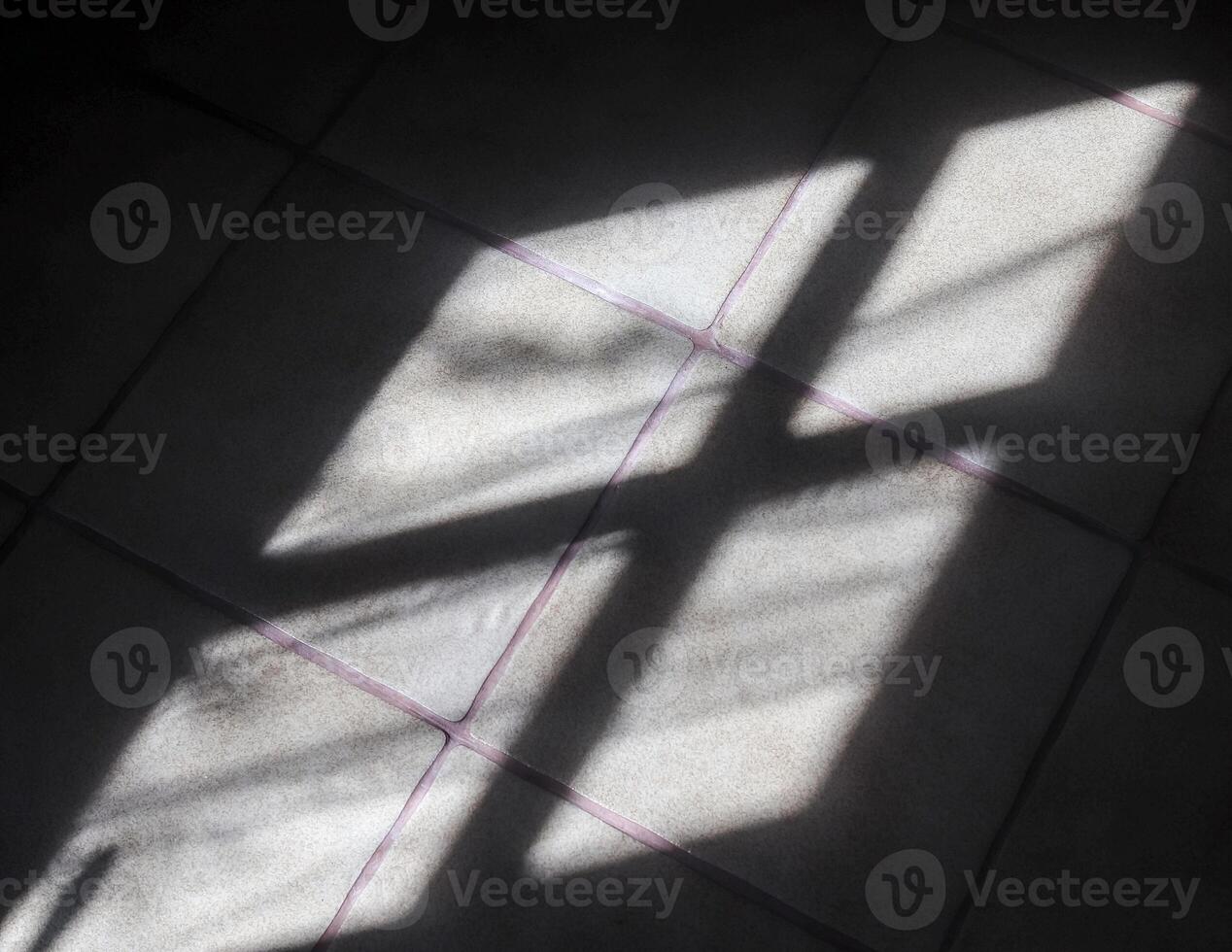 abstract concept van zacht schaduwen van de zonlicht door een venster Aan een tegel achtergrond foto