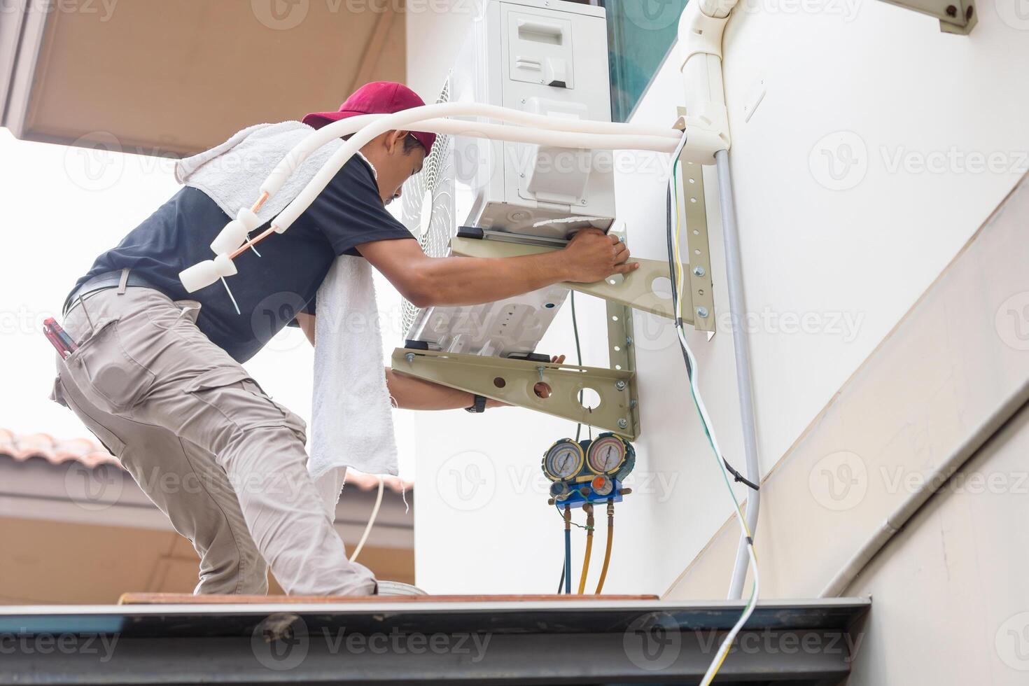 technicus Mens installeren nieuw lucht conditioner, mannetje technicus onderhoud voor reparatie en onderhoud van lucht conditioners foto