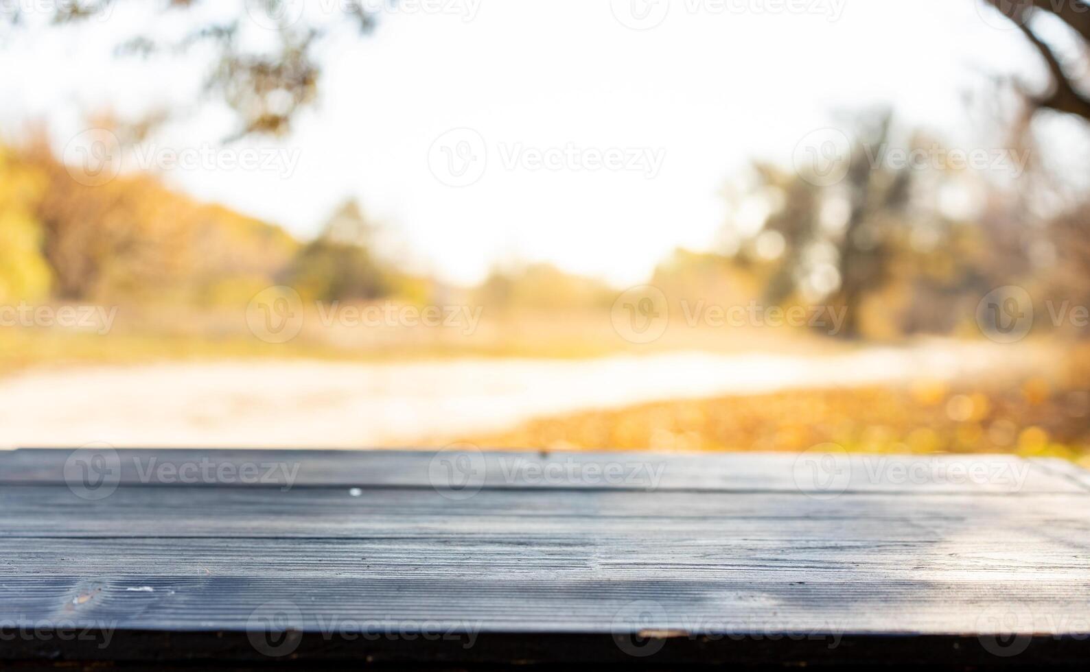 leeg houten tafel natuur bokeh achtergrond met herfst geel esdoorn- blad kostganger sjabloon bespotten omhoog voor Scherm van Product kopiëren ruimte foto