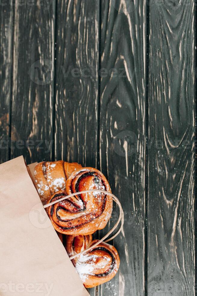 papier zak bakkerij producten. gezond maaltijd. blanco ruimte. fijnproever voedsel. bespotten omhoog. foto