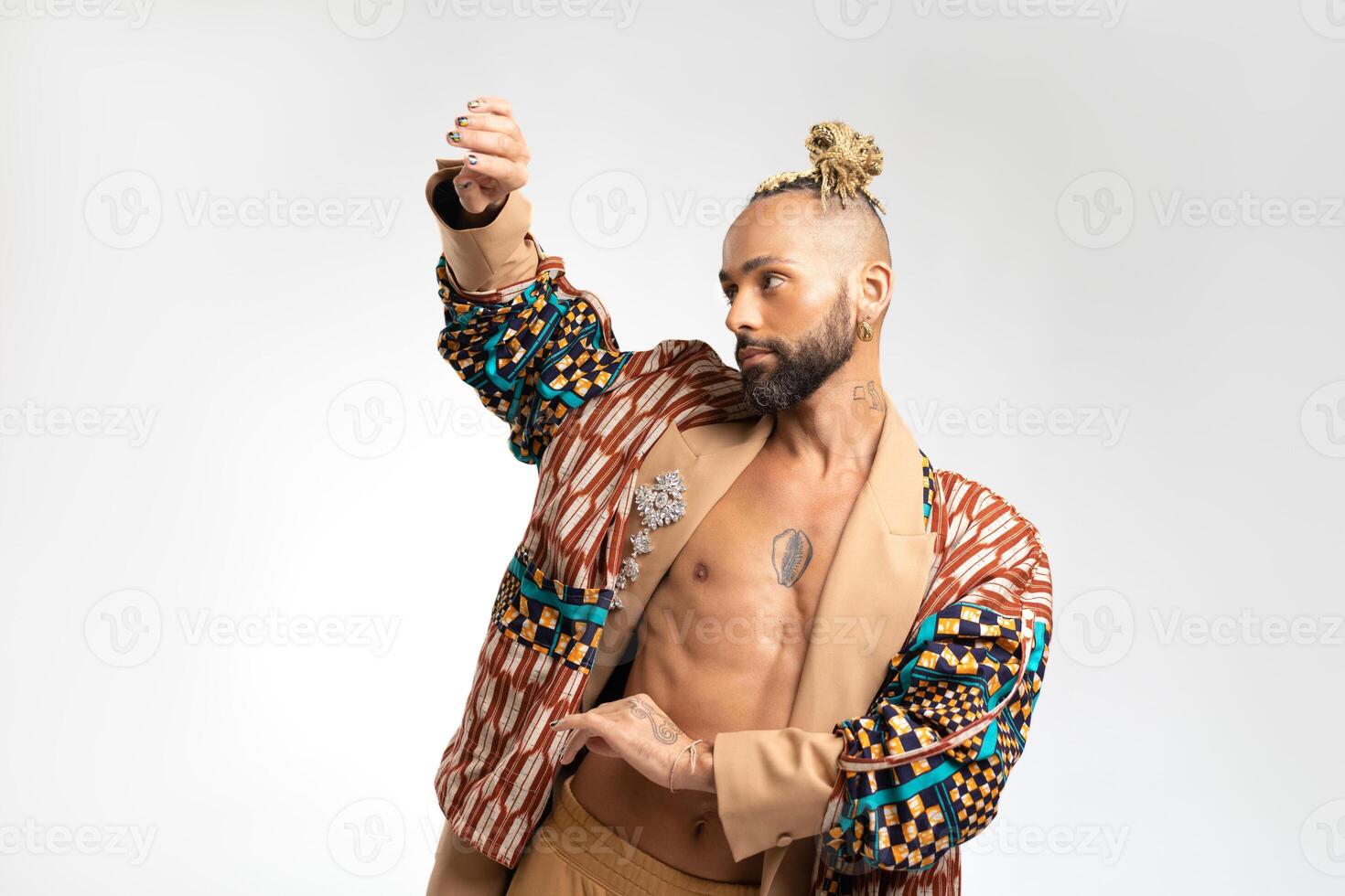 zwart homo Mens in elegant jasje foto