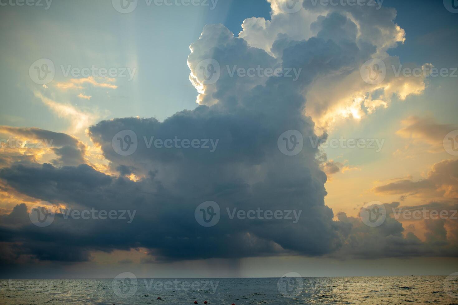 zonsondergang met wolken, licht stralen en andere sfeervol effect. dramatisch bewolkt horizon foto