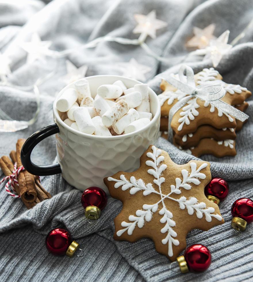 kerstversiering, cacao- en peperkoekkoekjes. foto