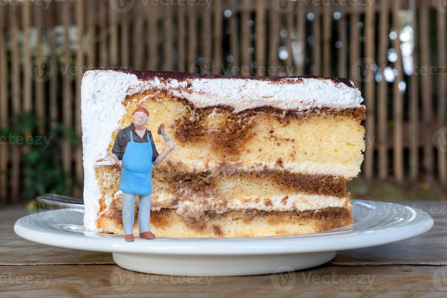 banketbakker in de keuken maakt tiramisu foto