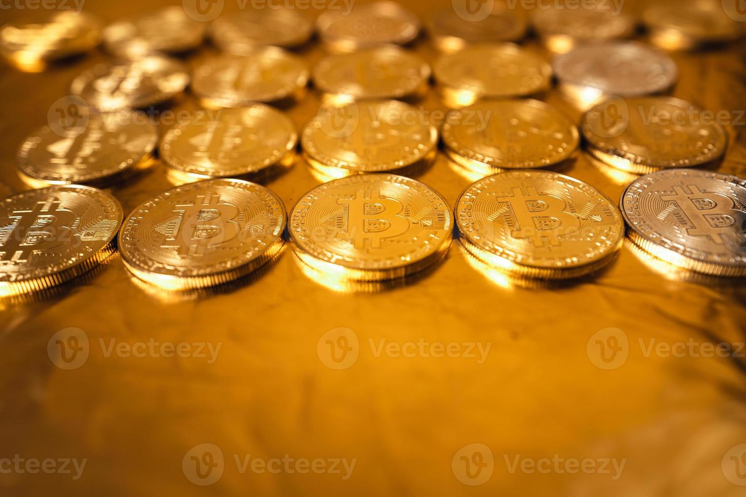 gouden bitcoin op gouden achtergrond foto