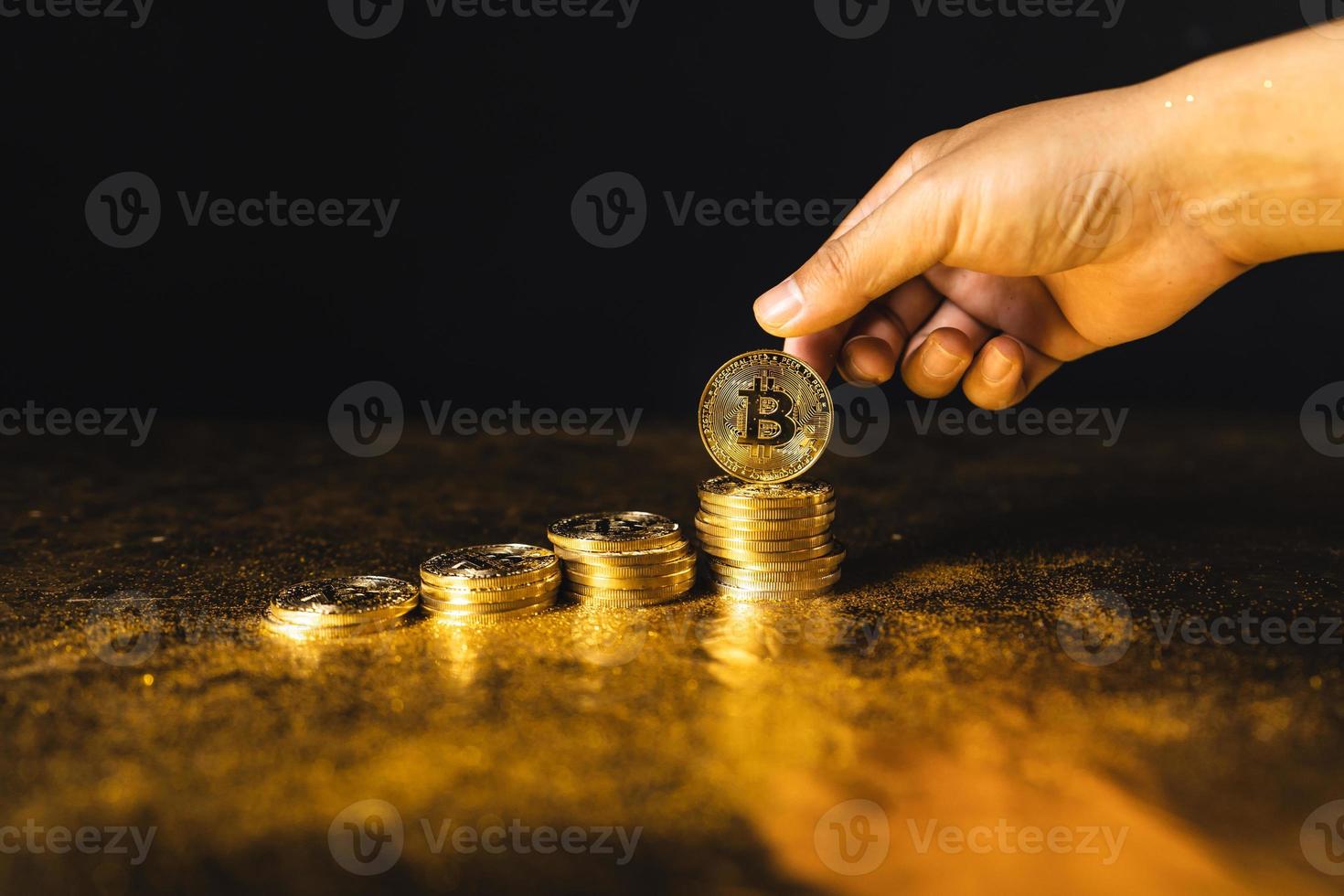 bitcoin groei, bitcoin munten gestapeld op zwart gouden achtergrond foto