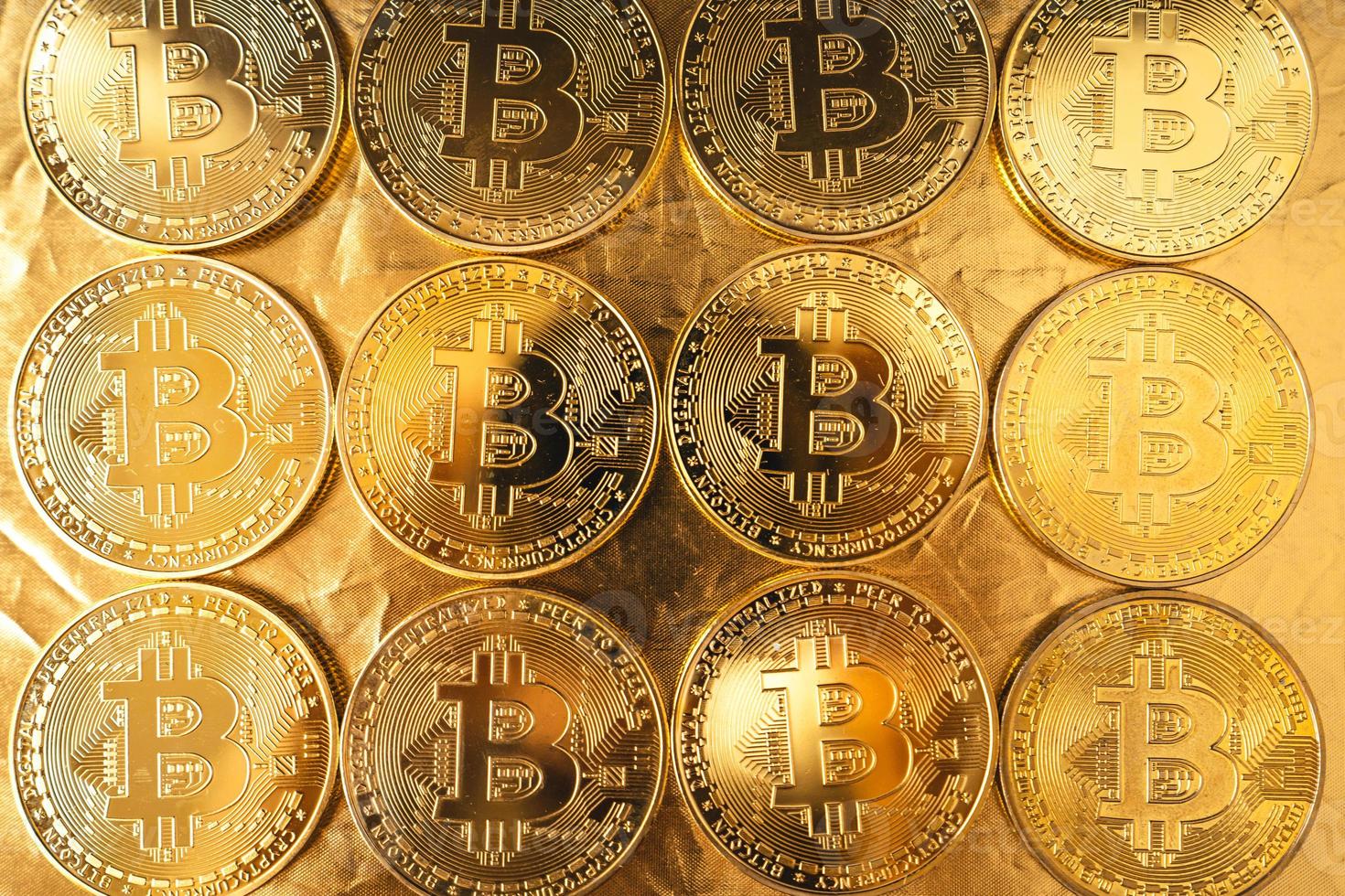 gouden bitcoin op gouden achtergrond foto