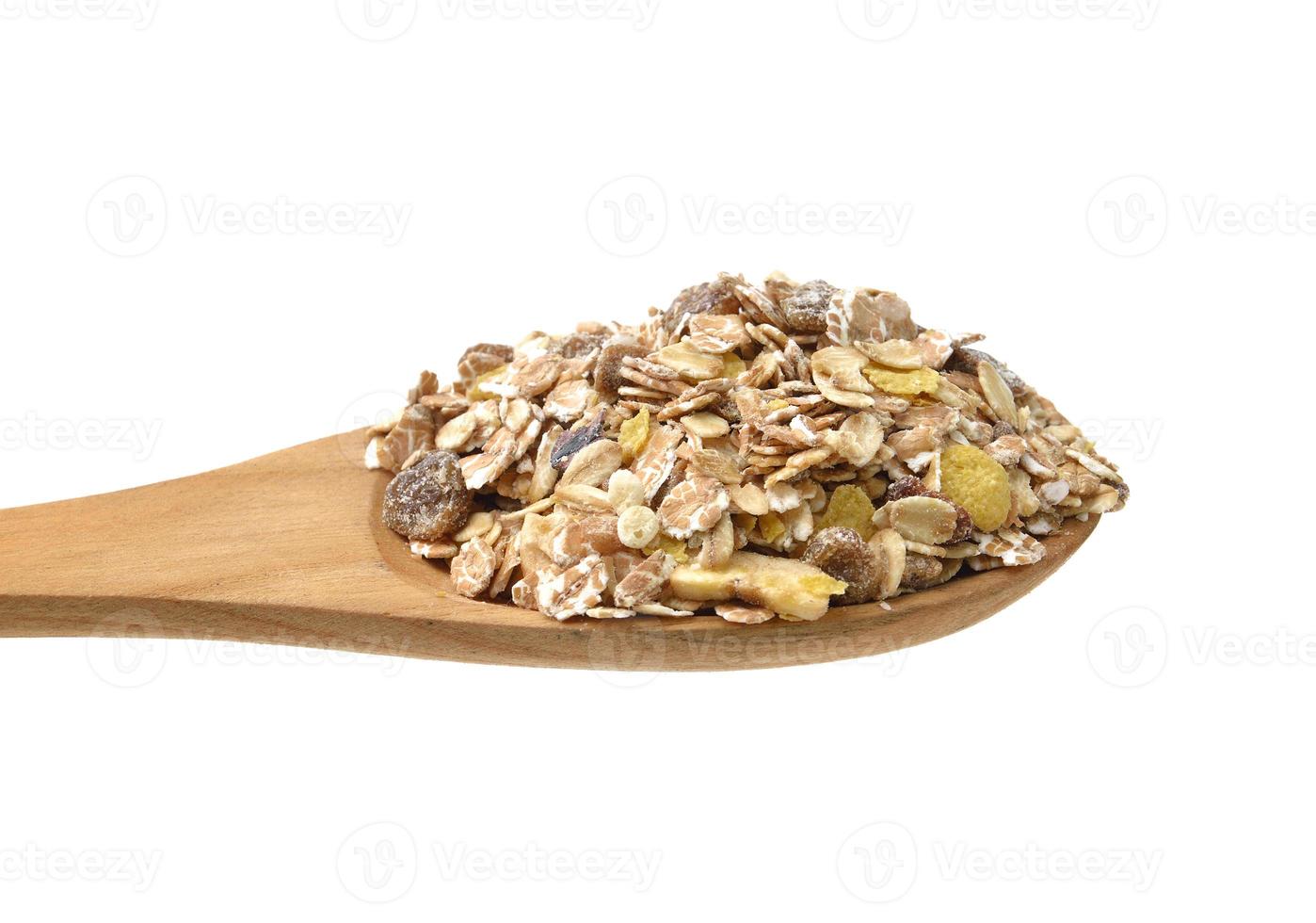 muesli in de lepel op witte achtergrond foto