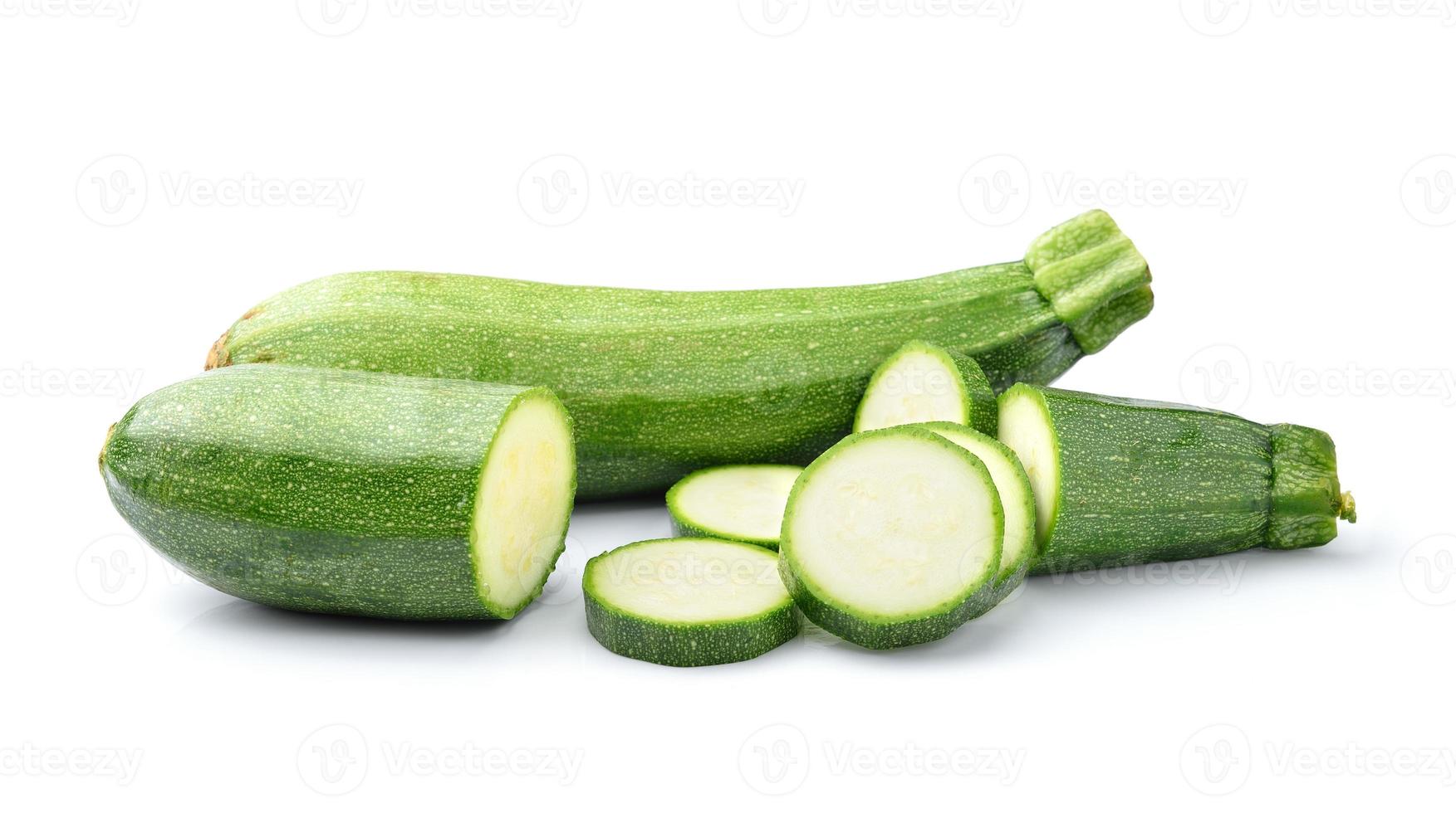 Verse groente courgette geïsoleerd op witte achtergrond foto