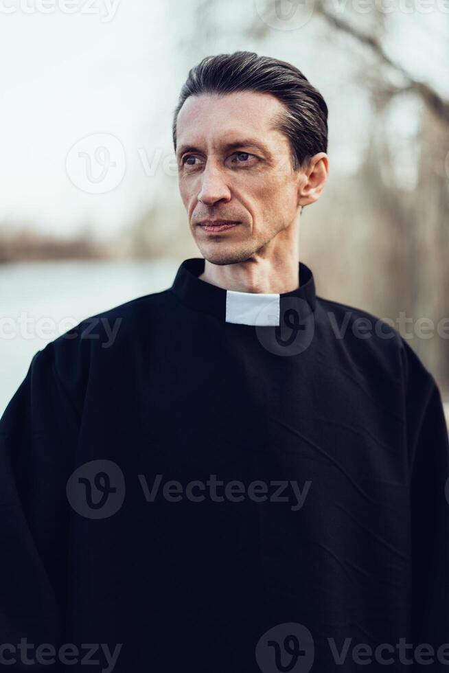 portret van knap Katholiek priester of voorganger met halsband foto