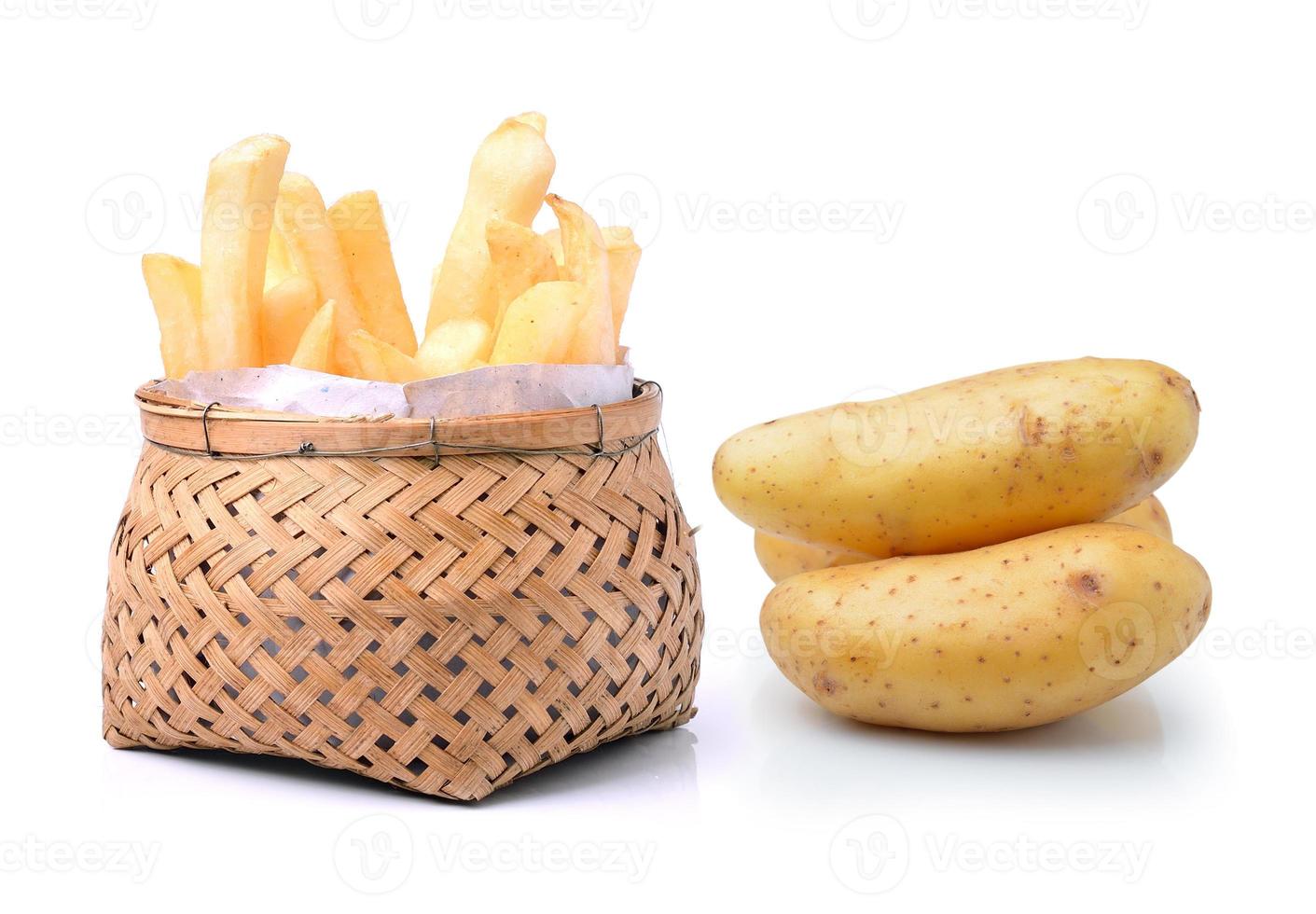 Aardappel en frietjes in mand geïsoleerd op witte achtergrond foto