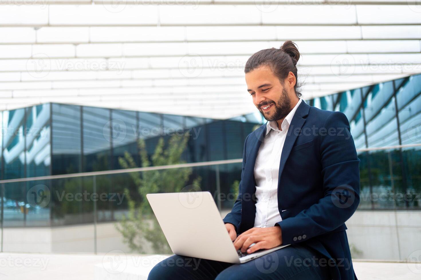 bedrijf Aan de Gaan zakenman werken Aan zijn laptop Aan de straat foto