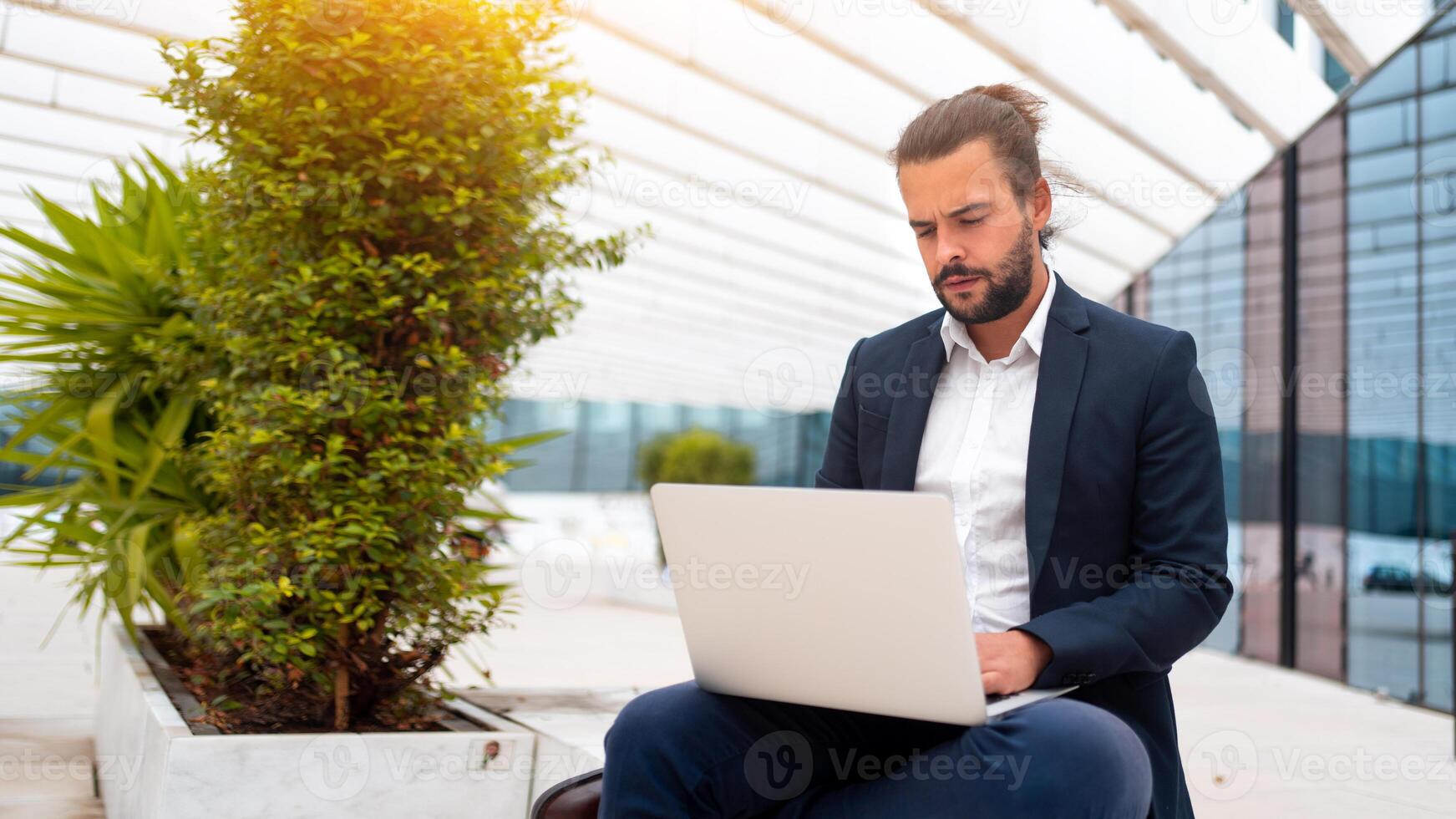 bedrijf Aan de Gaan zakenman werken Aan zijn laptop Aan de straat foto