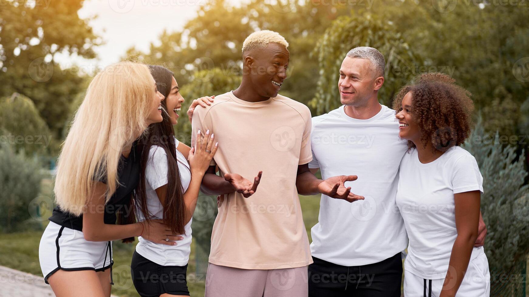 multi-etnisch groep mensen tiener- vrienden. Afro-Amerikaans, aziatisch, Kaukasisch leerling uitgeven tijd samen multiraciaal vriendschap foto