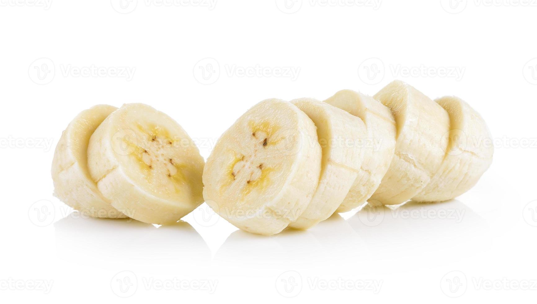 plakjes banaan geïsoleerd op een witte achtergrond foto