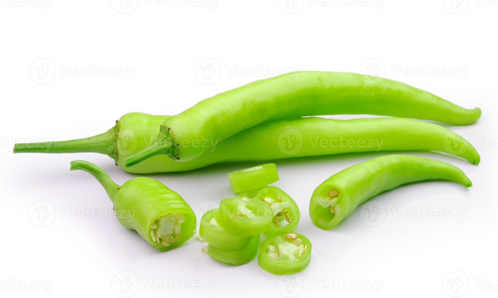 groene hete chili peper op wit foto