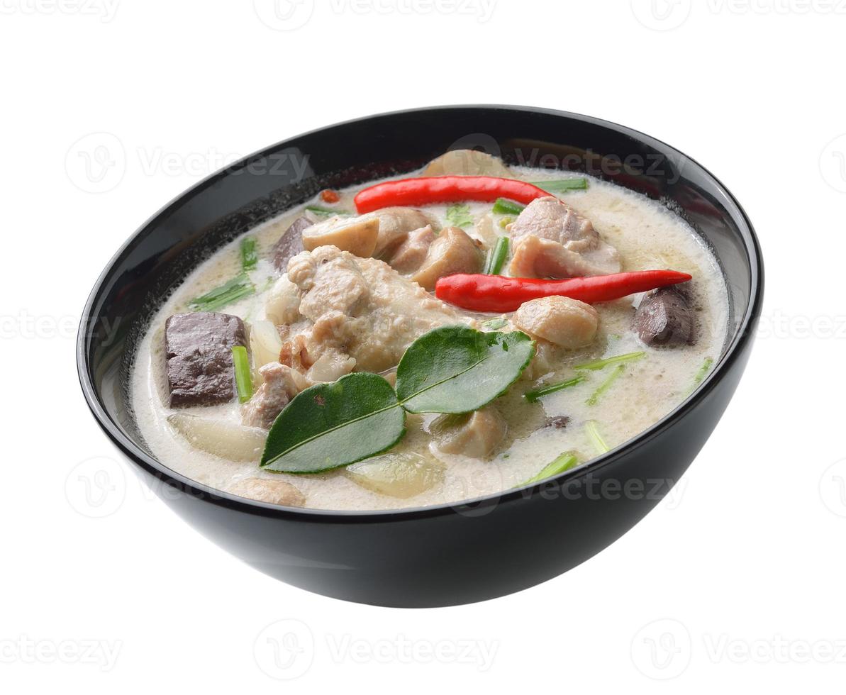 thaifood pittige kip curry in kokosmelk foto