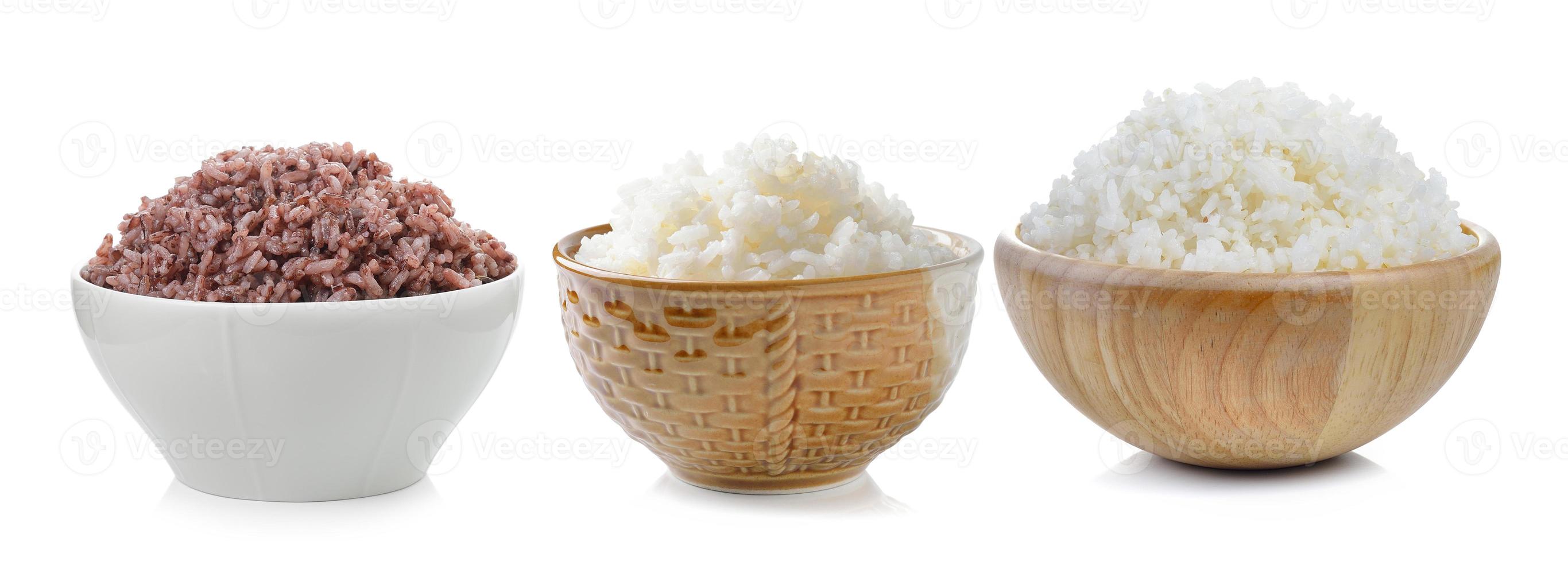 rijst in kom op witte achtergrond foto