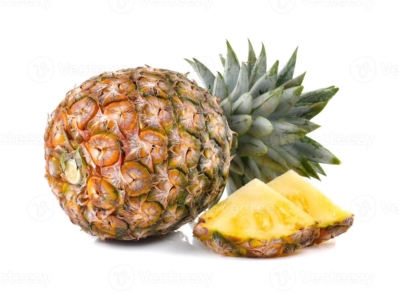 ananas op witte achtergrond foto