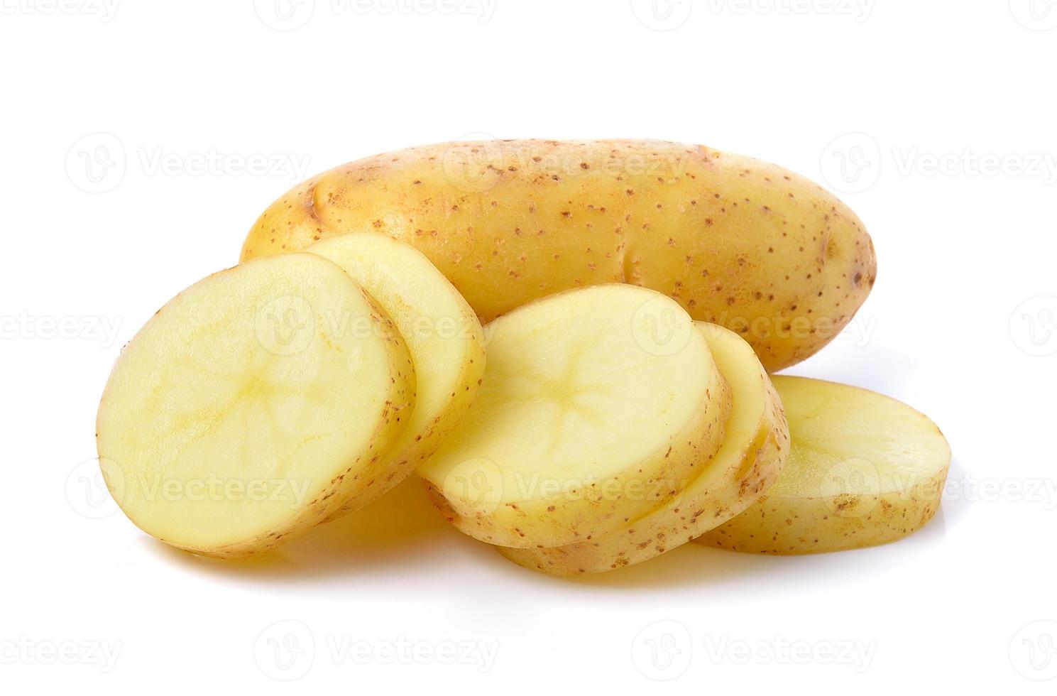verse aardappel geïsoleerd op een witte achtergrond foto