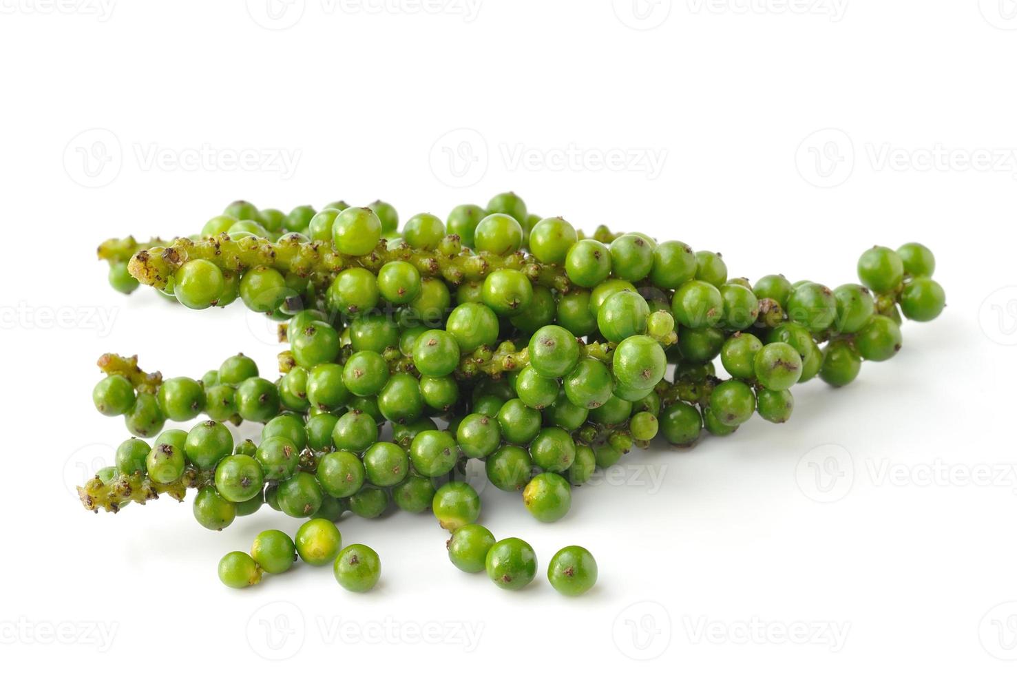 trossen verse groene peper geïsoleerd op een witte achtergrond foto