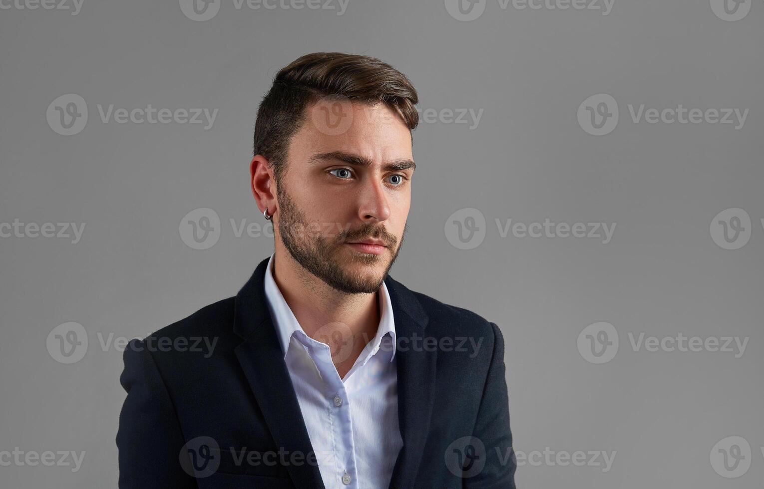 dichtbij omhoog portret jong Mens zakenman. Kaukasisch vent bedrijf pak studio grijs achtergrond. foto