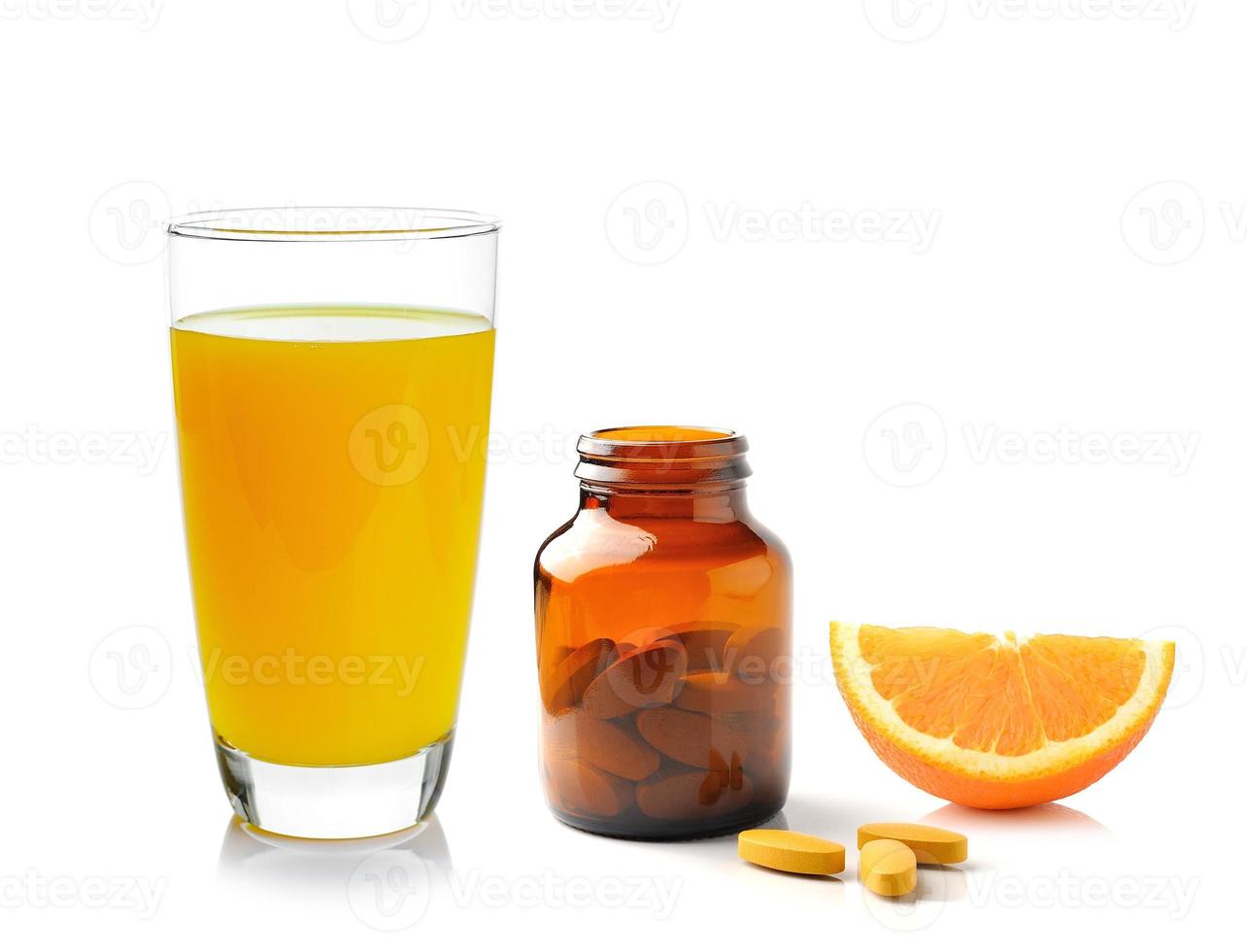 oranje fruit met vitamine c tablet op witte achtergrond foto