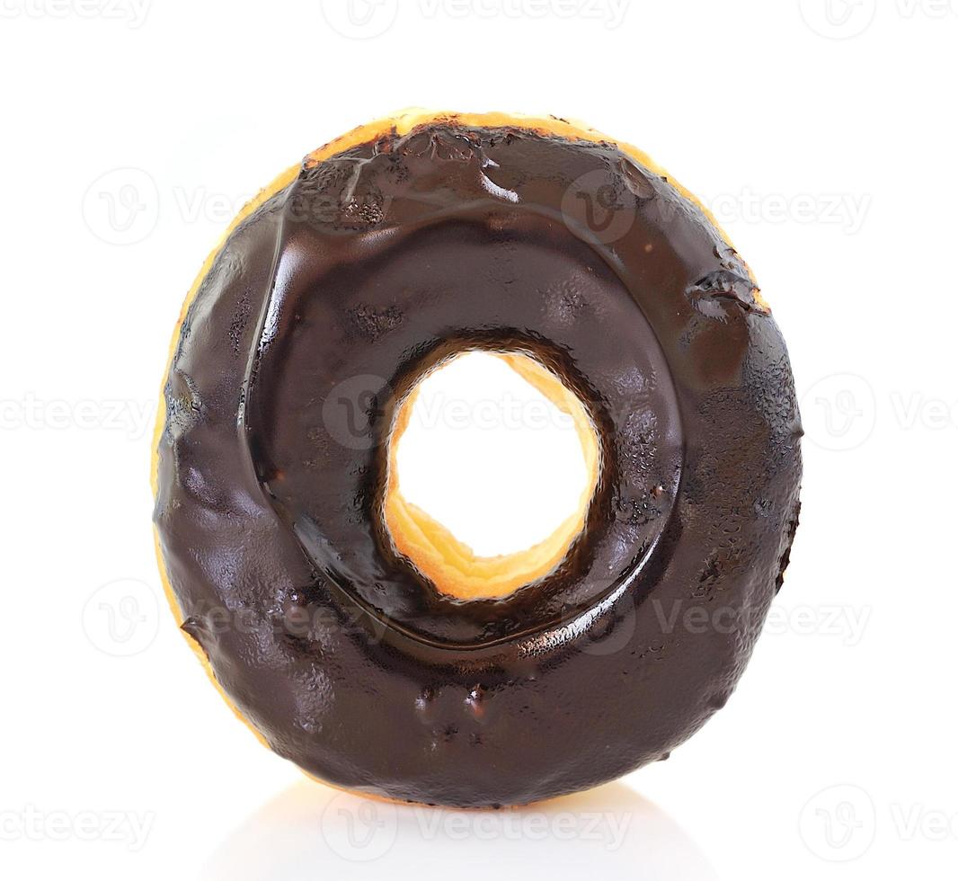 Sappige donut met chocolade glacing geïsoleerd op een witte achtergrond foto