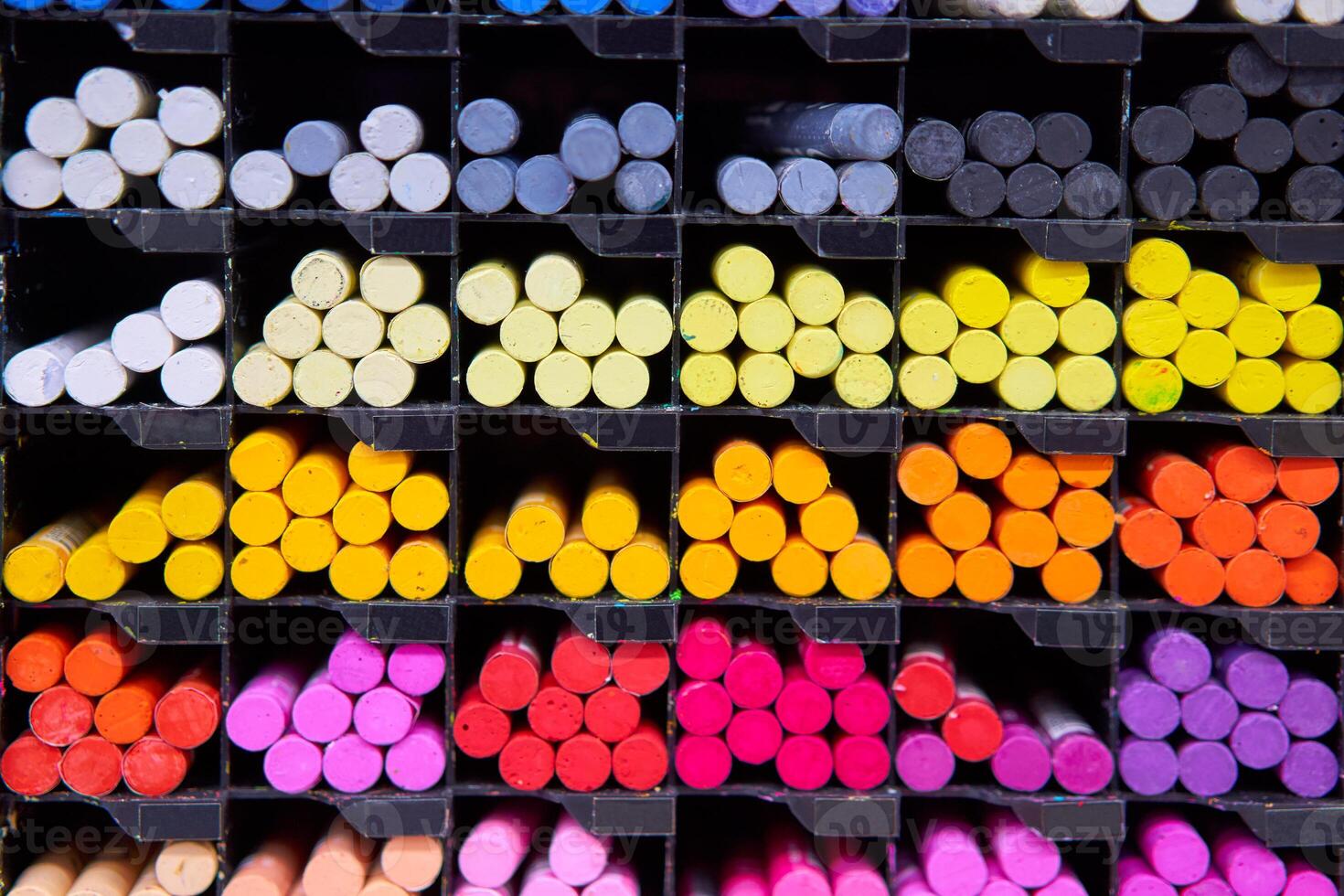 veelkleurig pastel kleurpotloden kunst op te slaan in houten cellen foto