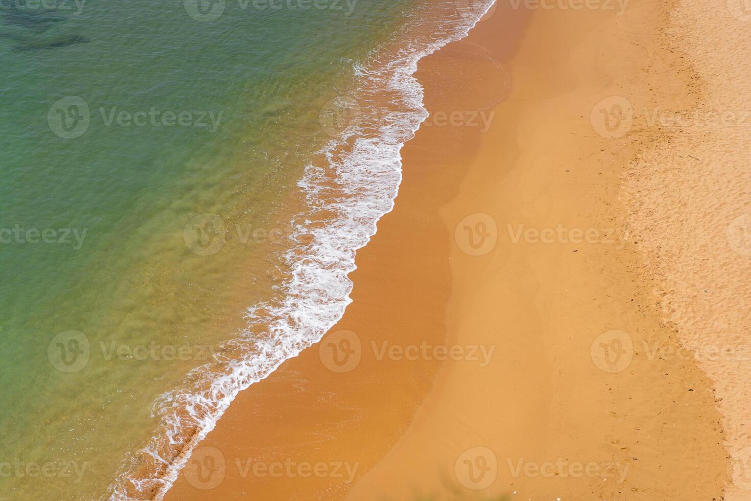 antenne visie van zee golven en zanderig strand foto