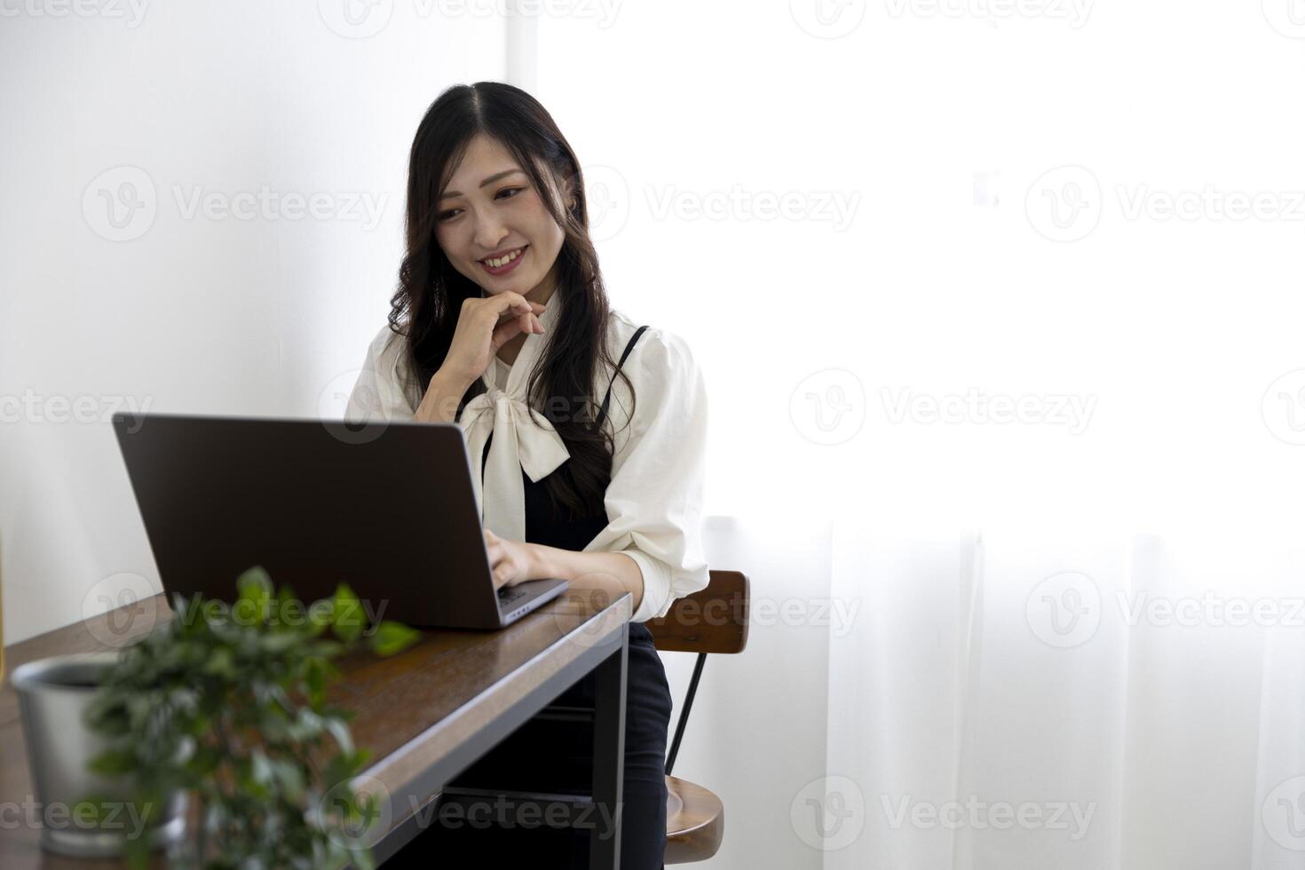 een werken Japans vrouw door afgelegen werk in de huis kantoor detailopname foto